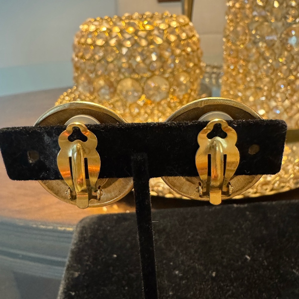 Vintage unsigned Elegant Gold and Black clip on Earrings - Picture 4 of 5